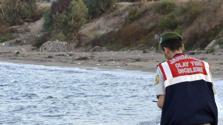 El cadáver del niño muerto ahogado en Turquía, la foto de la vergüenza que recorrió ayer todo el planeta