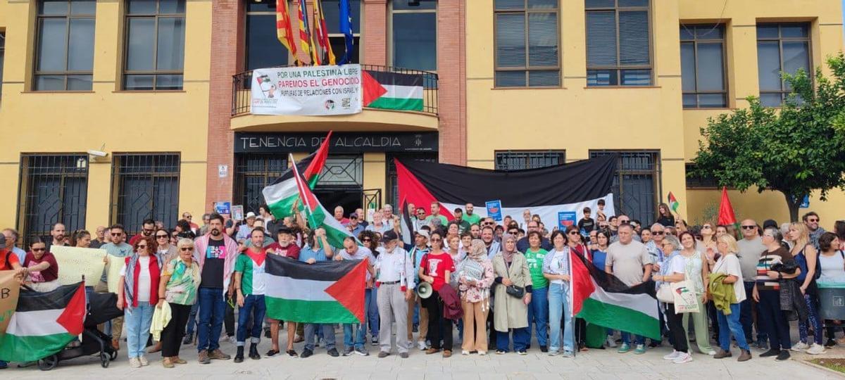 Concentración de delegados de UGT y CC OO en defensa de Palestina.