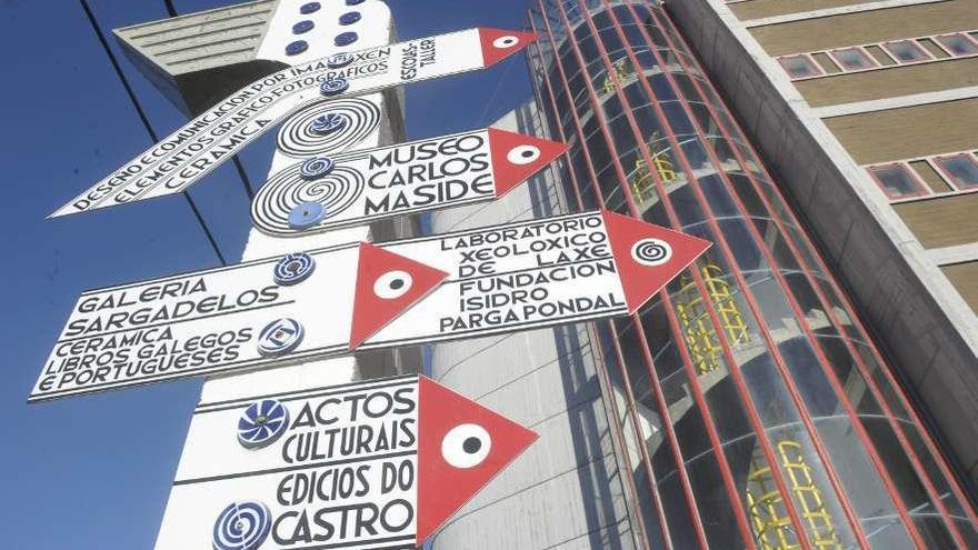 Cartel indicador de los diferentes departamentos de Cerámicas O Castro, en Sada.