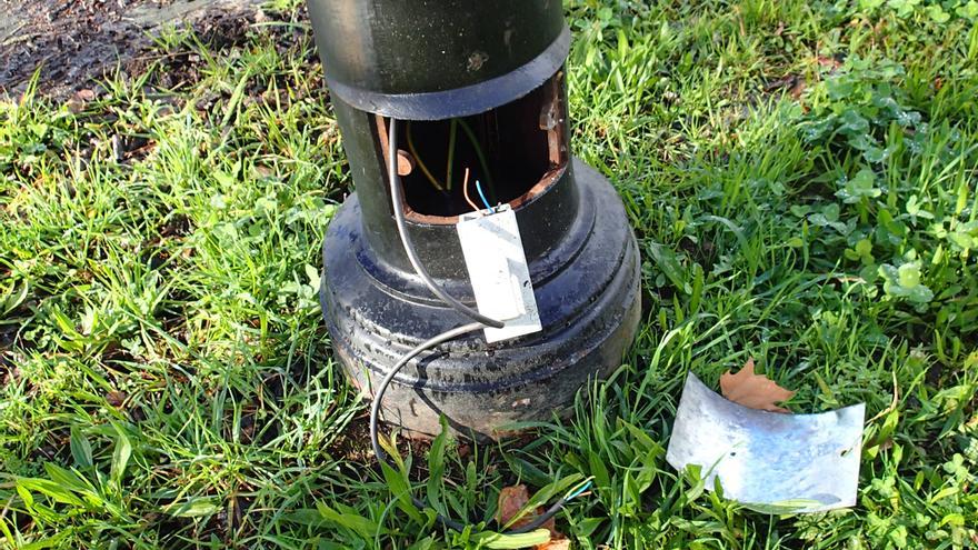 Los cacos abrieron las tapas y cortaron las mangueras para llevarse los cables de cobre.