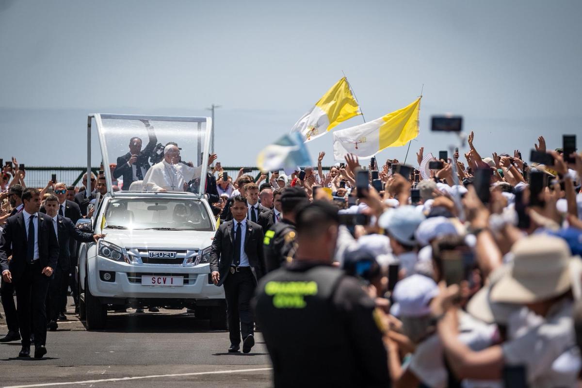 El papa León XIV recorre Santa Cruz de Tenerife saludando a sus fieles