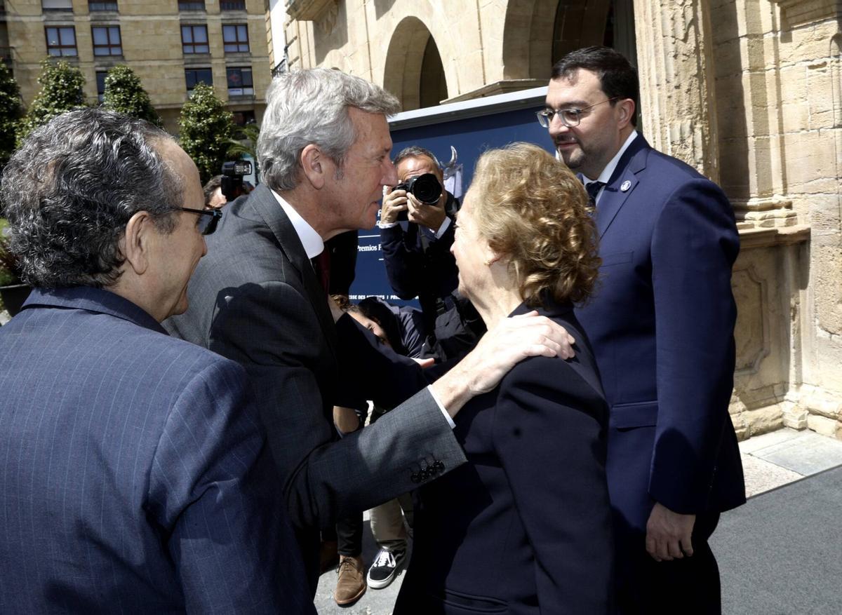 Alfonso Rueda, presidente de la Xunta de Galicia, saluda a su llegada a Arantza Sarasola, vicepresidenta de Prensa Ibérica y a Javier Moll, presidente de Prensa Ibérica. Alfonso Rueda, presidente de la Xunta de Galicia, saluda a su llegada a Arantza Sarasola, vicepresidenta de Prensa Ibérica y a Javier Moll, presidente de Prensa Ibérica.
