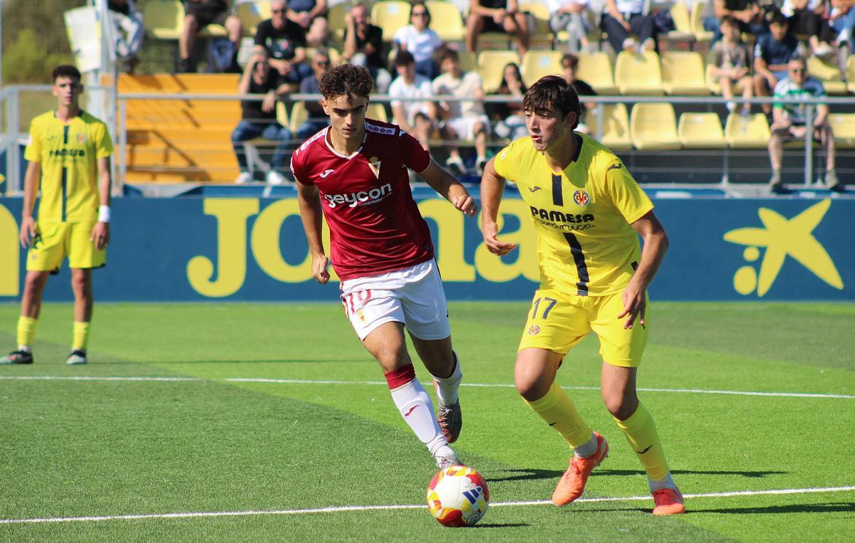 El central pontevedrés Pablo Pereda sube el balón ante la mirada de un rival.