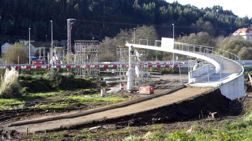 Tramo de la pasarela de O Seixedo, ayer, que ya está instalado.