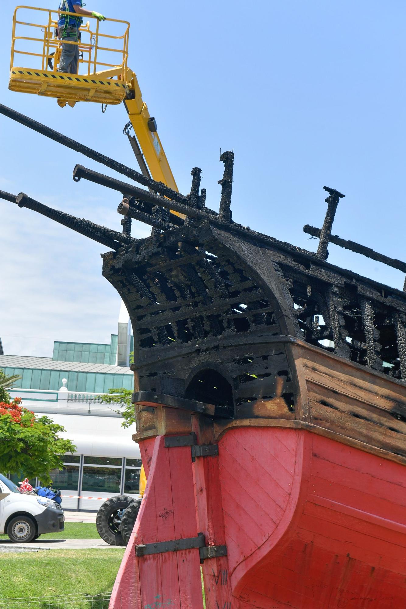 Arde la réplica de 'La Niña' en el Parque de Santa Catalina