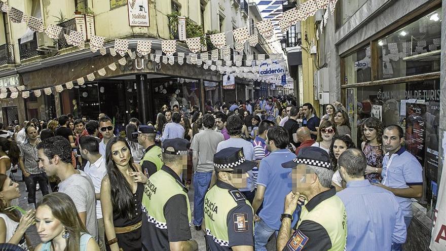 Los bares tendrán la obligación de desalojar sus veladores para la limpieza de las calles de Badajoz