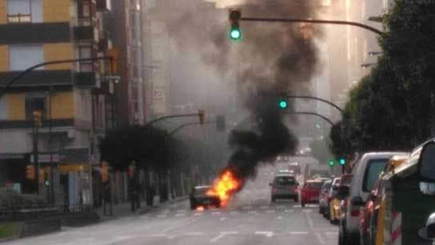 Incendio de un coche en el cruce de Pérez de Ayala y Schulz