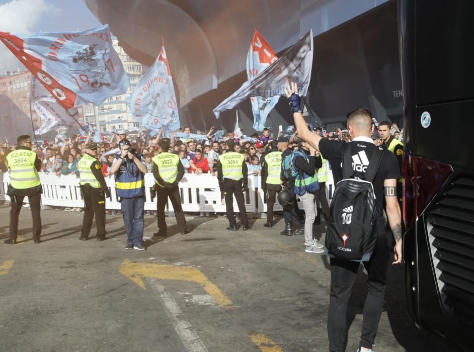 El celtismo vuelve a demostrar fuerza y compromiso en el recibimiento al Celta a su llegada al estadio.