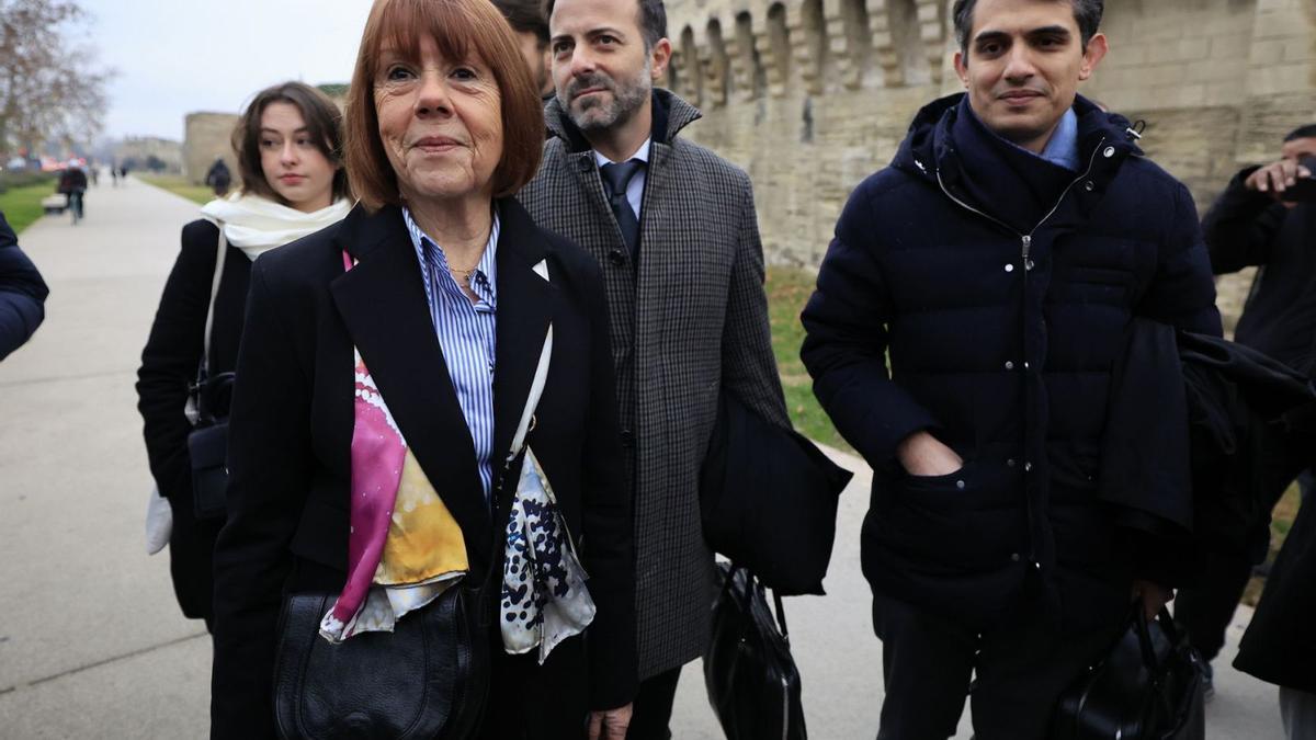 Gisèle Pelicot, amb els seus advocats Stephane Babonneau i Antoine Camus, ahir a la seva arribada al jutjat, a Avinyó.  | GUILLAUME HORCAJUELO / EFE