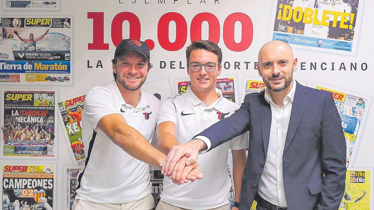 Rafa Marín, director de Superdeporte, y Jaime Miralles, cofundador de Eture Sports, posan con Fran Cortijo a pocos días de poner rumbo a Estados Unidos.