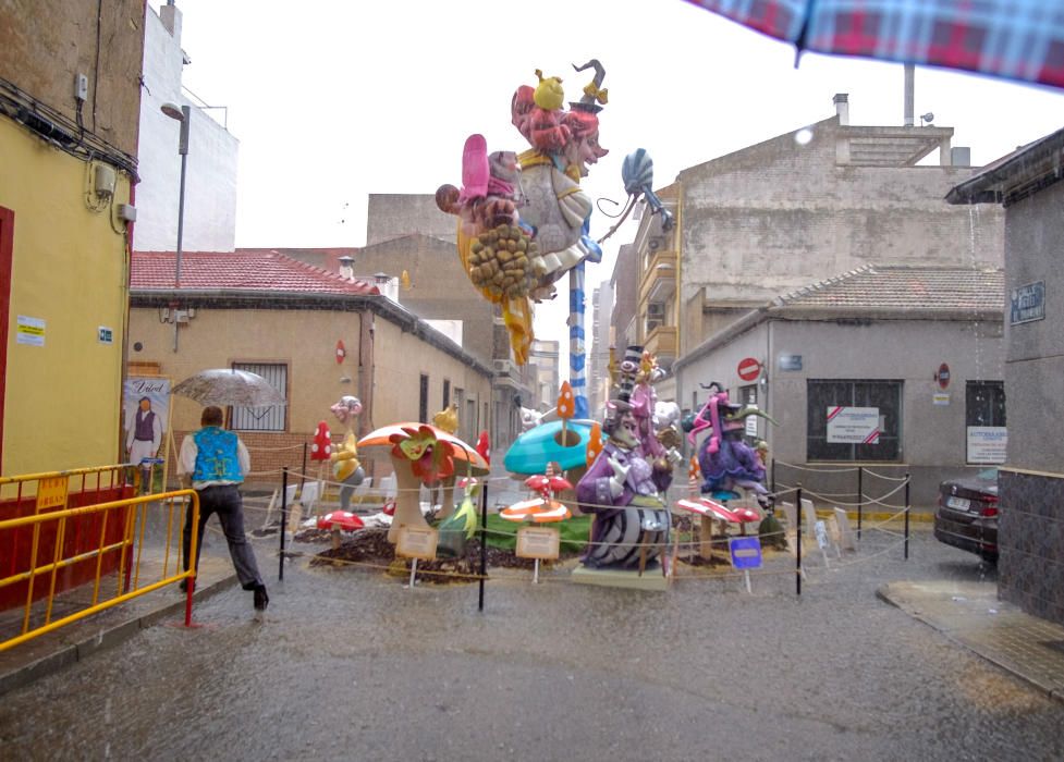 Las Fallas rinden homenaje a los Patronos con flores pese a la lluvia.