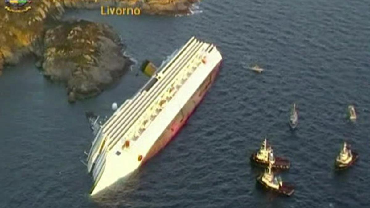Vista aérea del barco accidentado en Giglio, Italia.