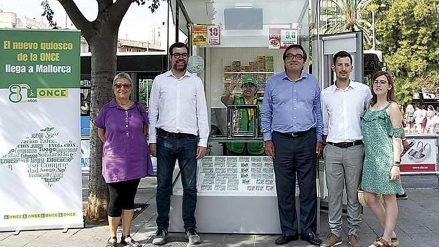 Noguera (2º izda.) con los representantes de la ONCE.