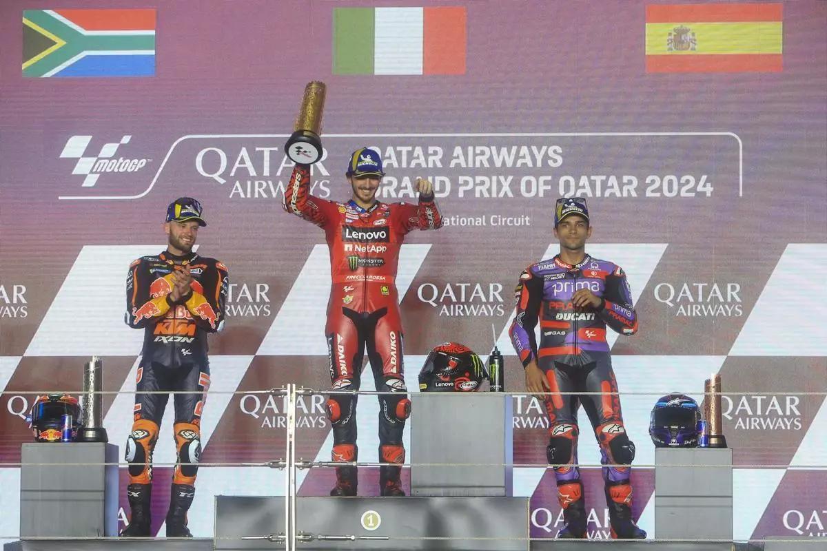 Brad Binder (KTM), 'Pecco' Bagnaia (Ducati) y Jorge Martín (Ducati), en el podio del GP de Qatar.