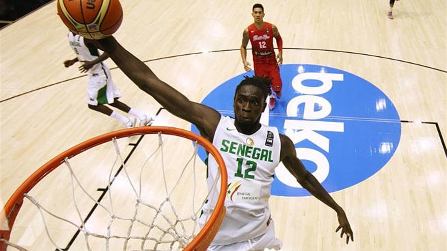 El senegalés Maurice Ndour machaca el aro durante el Mundobásket de España, en la que Senegal hizo historia al clasificarse para los octavos de final.