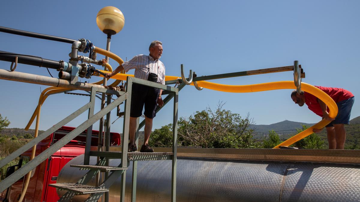 Josep María García dueño del pozo de Vilavert donde cargan las cubas de agua