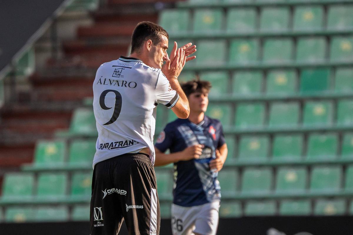 Álvaro García aplaude a sus compañeros del Mérida.