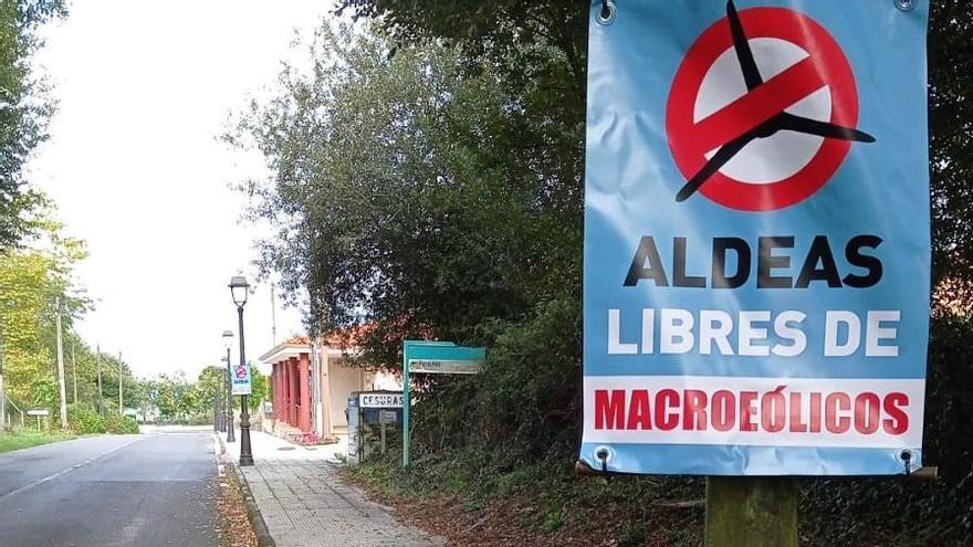 Un cartel contra los eólicos en las aldeas en Oza-Cesuras. // L. O.