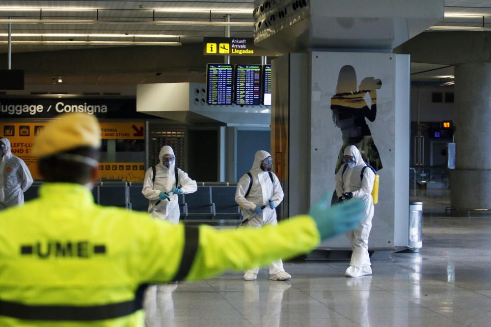 Efectivos de la UME, en el Aeropuerto.