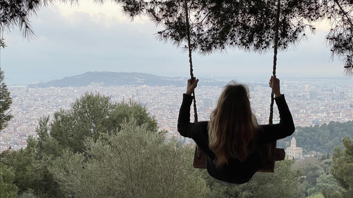 Columpio escondido en el Turó del Carmel con vistas al Park Güell.