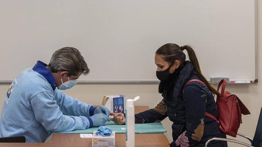 Test de antígenos a una profesora de Sevilla, en el reinicio de las clases este mes de enero.