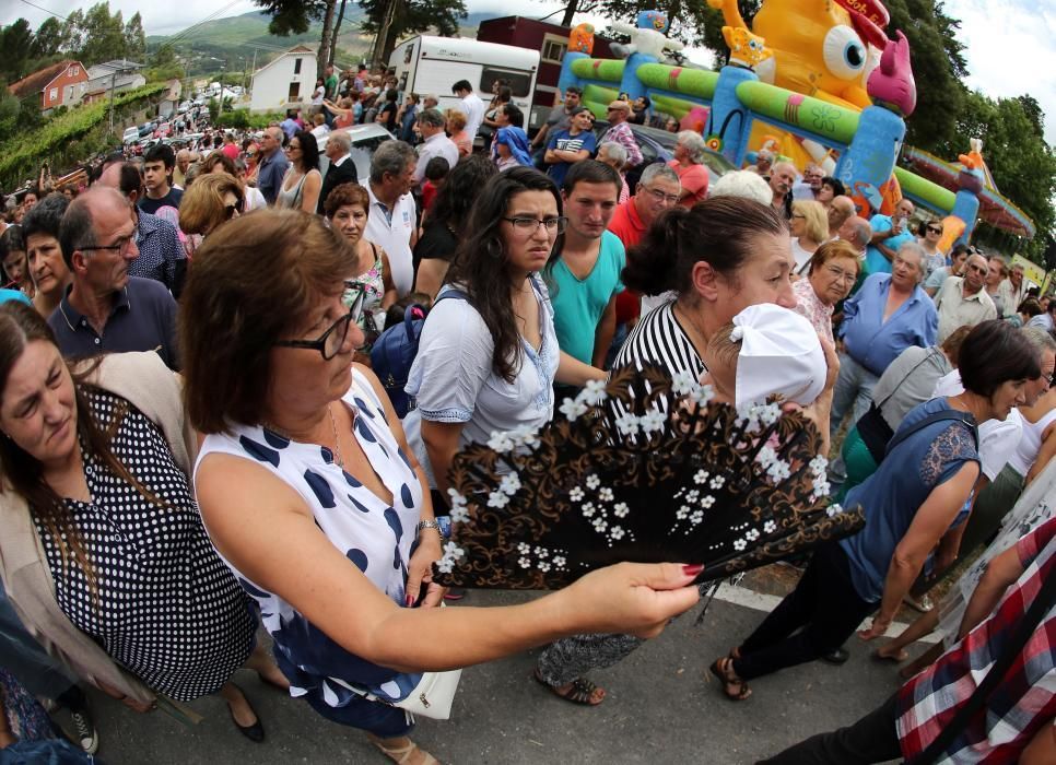 Una decena de personas desfilaron dentro de un ataúd en As Neves para dar gracias por "volver de entre los muertos".