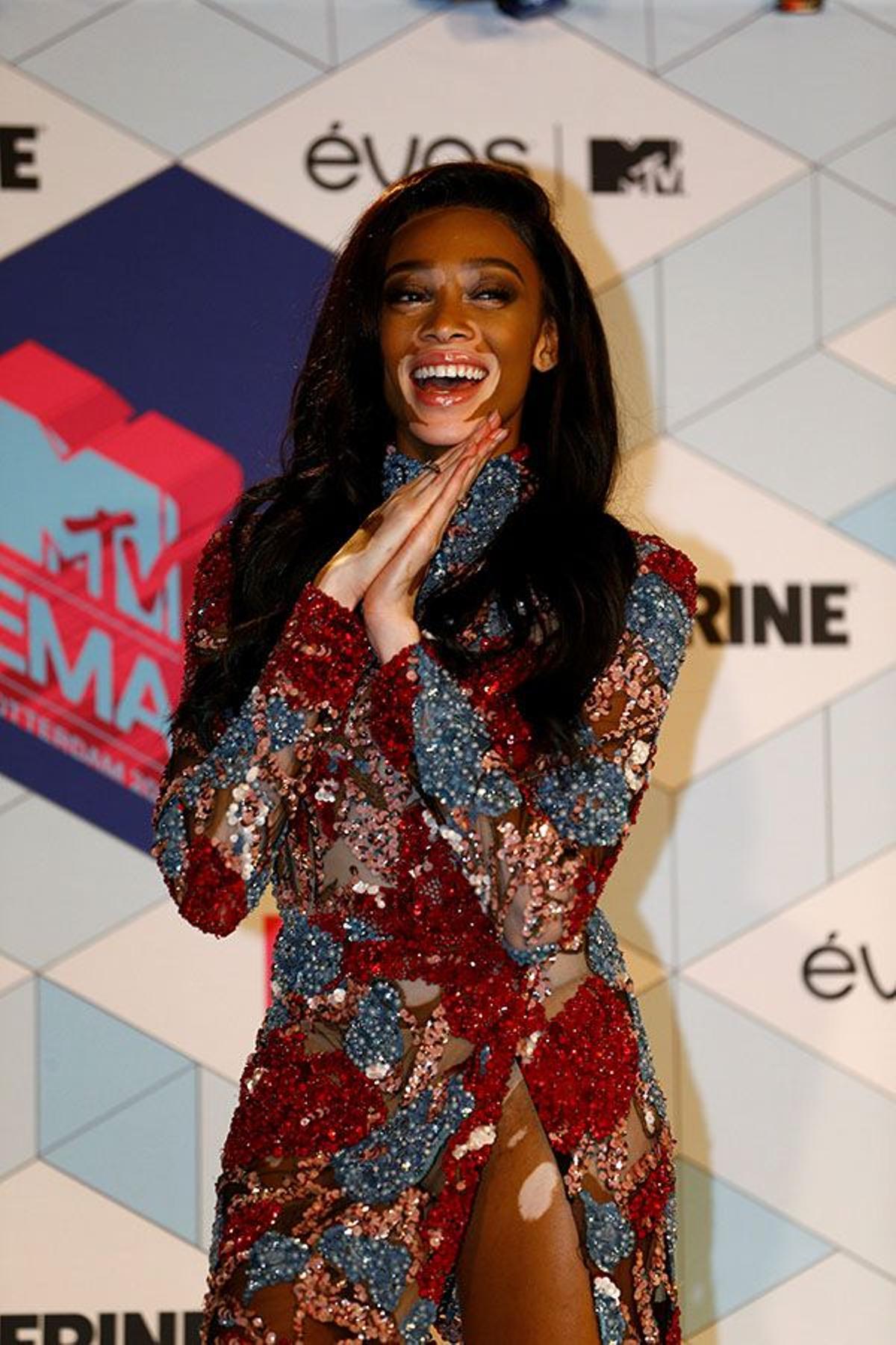 Winnie Harlow con vestido de colores en los MTV EMA 2016