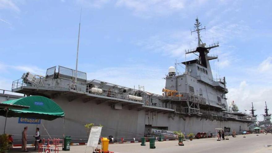 El portaaviones &#039;Chakri Naruebet&#039;, en la base tailandesa de Sattahip .