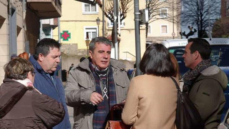 Familiares de Susi Amores conversan con su abogada (María Martín, de espaldas) ante los Juzgados de Avilés.