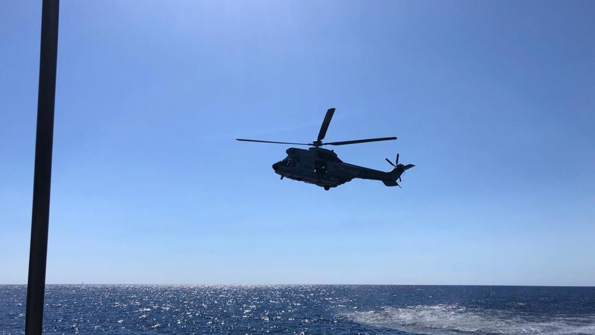 Helicóptero Superpuma HD21 del SAR, que participa en la búsqueda del ''Makan Angin'.