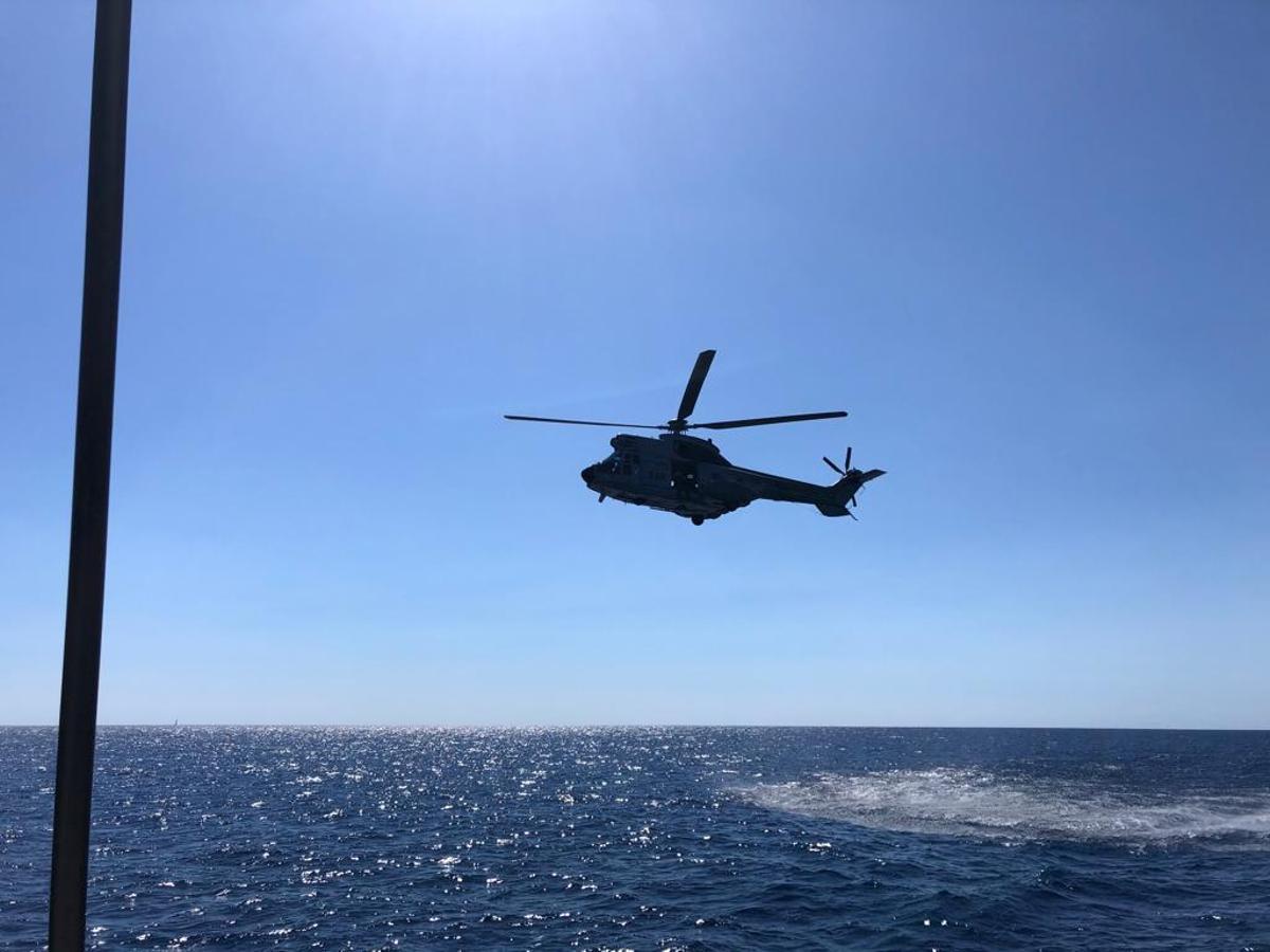 Helicóptero Superpuma HD21 del SAR, que participa en la búsqueda del ''Makan Angin'.