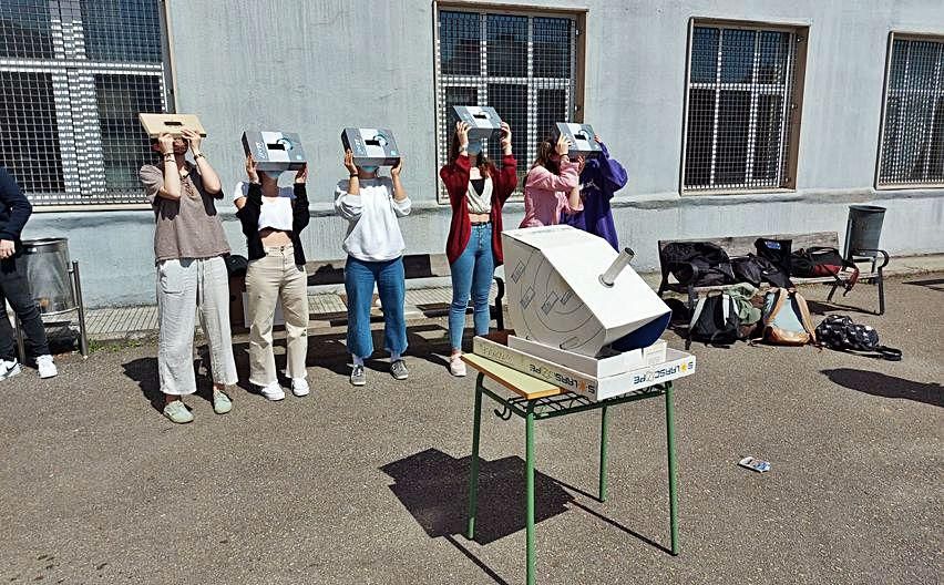 Alumnos del IES Jovellanos siguiendo el eclipse. | Alfonso Coya