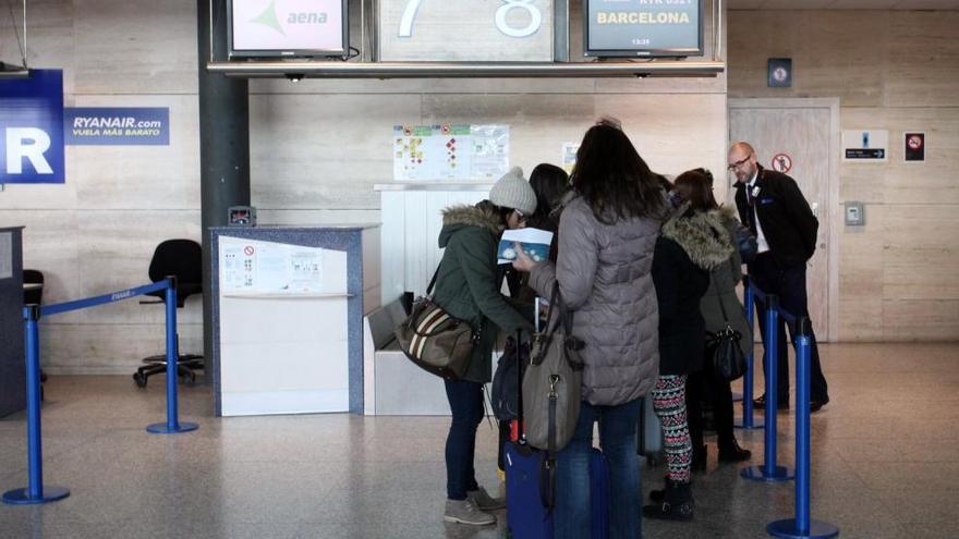 Viajeros esperan para facturar en el aeropuerto de Valladolid.