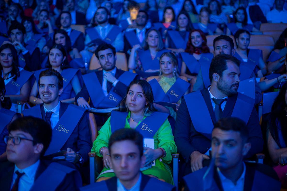 348 alumnos celebraron su graduación.