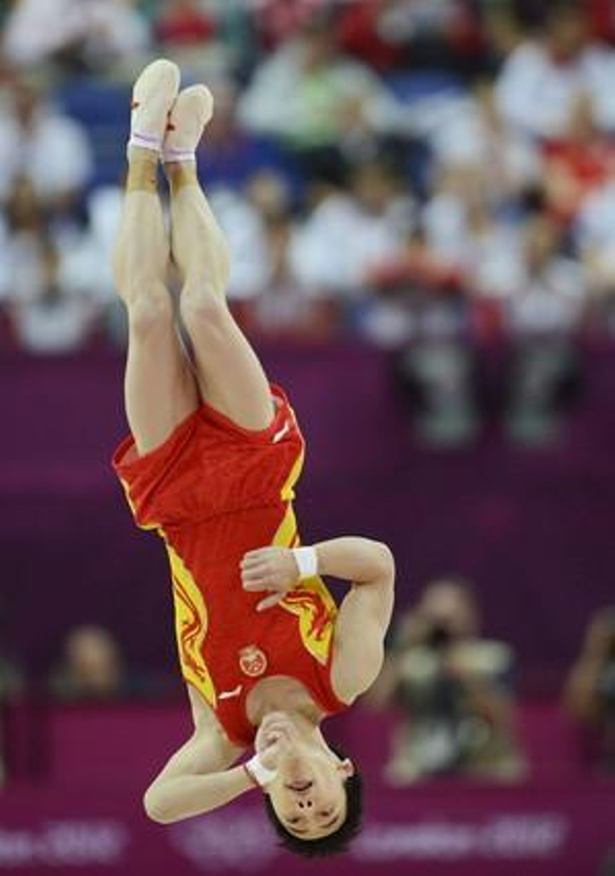 El gimnasta xinès Kai Zou executa el seu exercici a la final de terra de gimnàstica artística masculina. El gimnasta xinès Kai Zou executa el seu exercici a la final de terra de gimnàstica artística masculina.