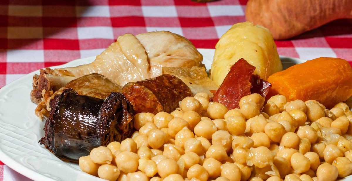 Cocido madrileño elaborado en Mesón Cuevas del Vino, en Chinchón.