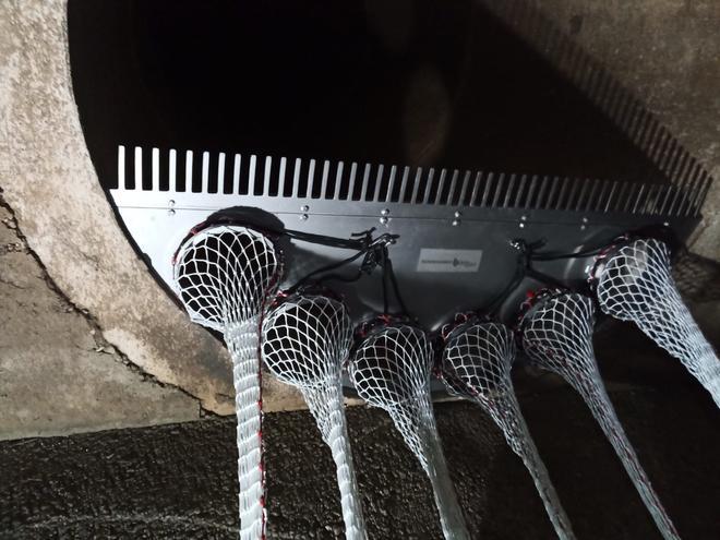 Mallas instaladas en los aliviaderos de los ríos de Zaragoza para evitar su contaminación