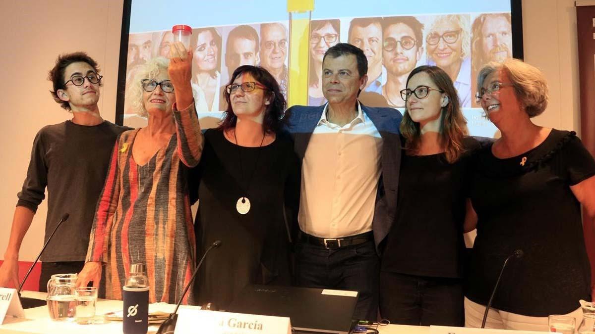 De izquierda a derecha, el instagramer Joan Grive, la artista Carme Solé, la presidenta de Rezero, Rosa Garcia, el meteorólogo Francesc Mauri, la investigadora Magda Gasull y la doctora Elena Carreras, en la presentación de la campaña.