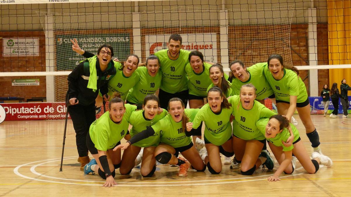 Anna Céspedes, a l'esquerra amb crosses, amb l'equip del Bordils de voleibol.