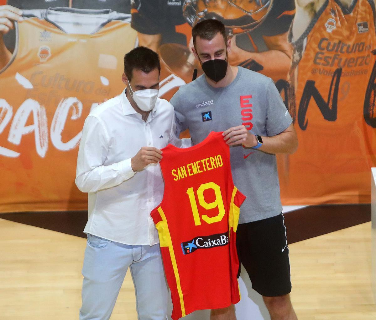 Claver le entrega el '19' de la Selección