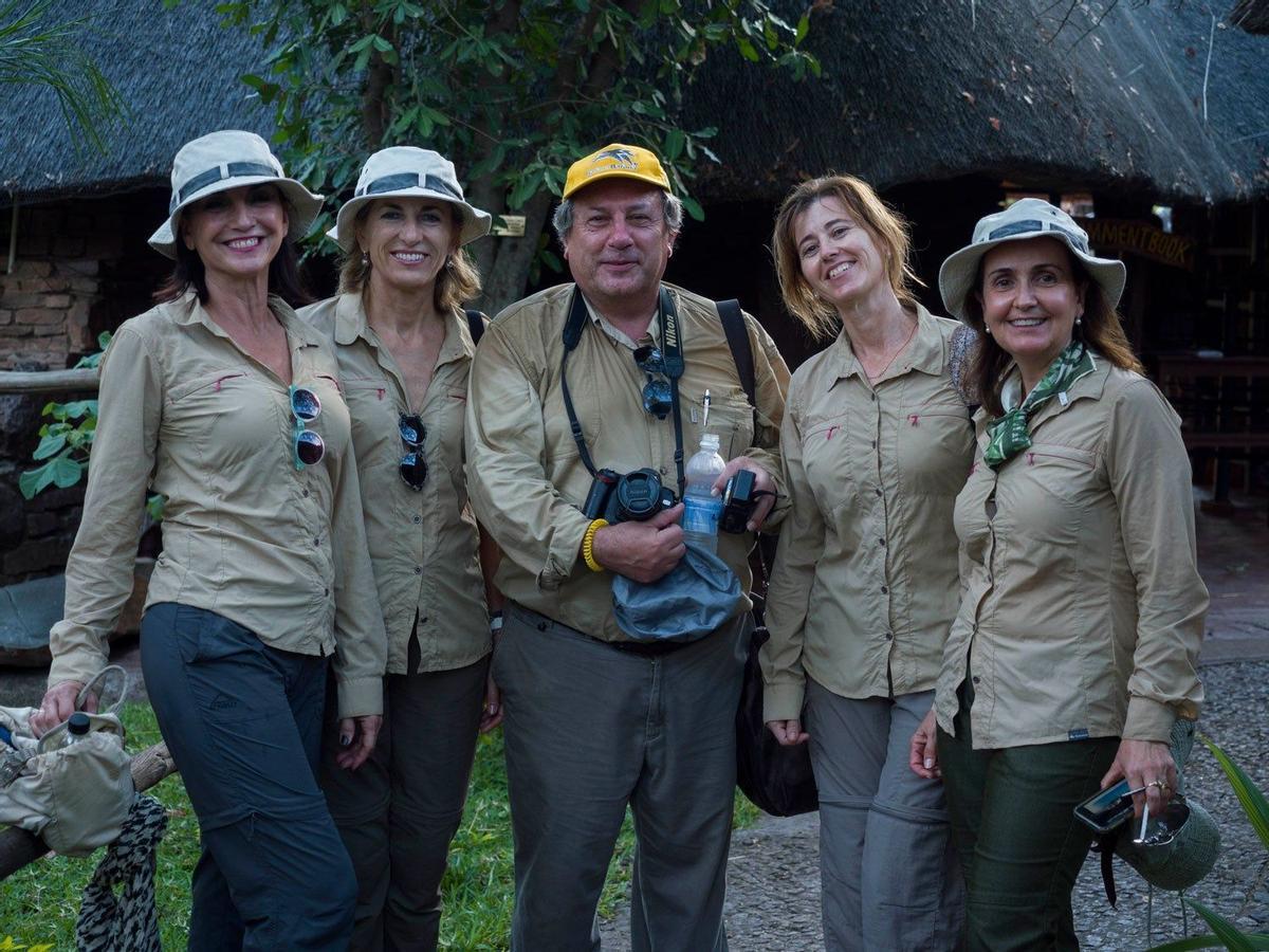 Mariano López posa junto a integrantes de la Expedición VIAJAR