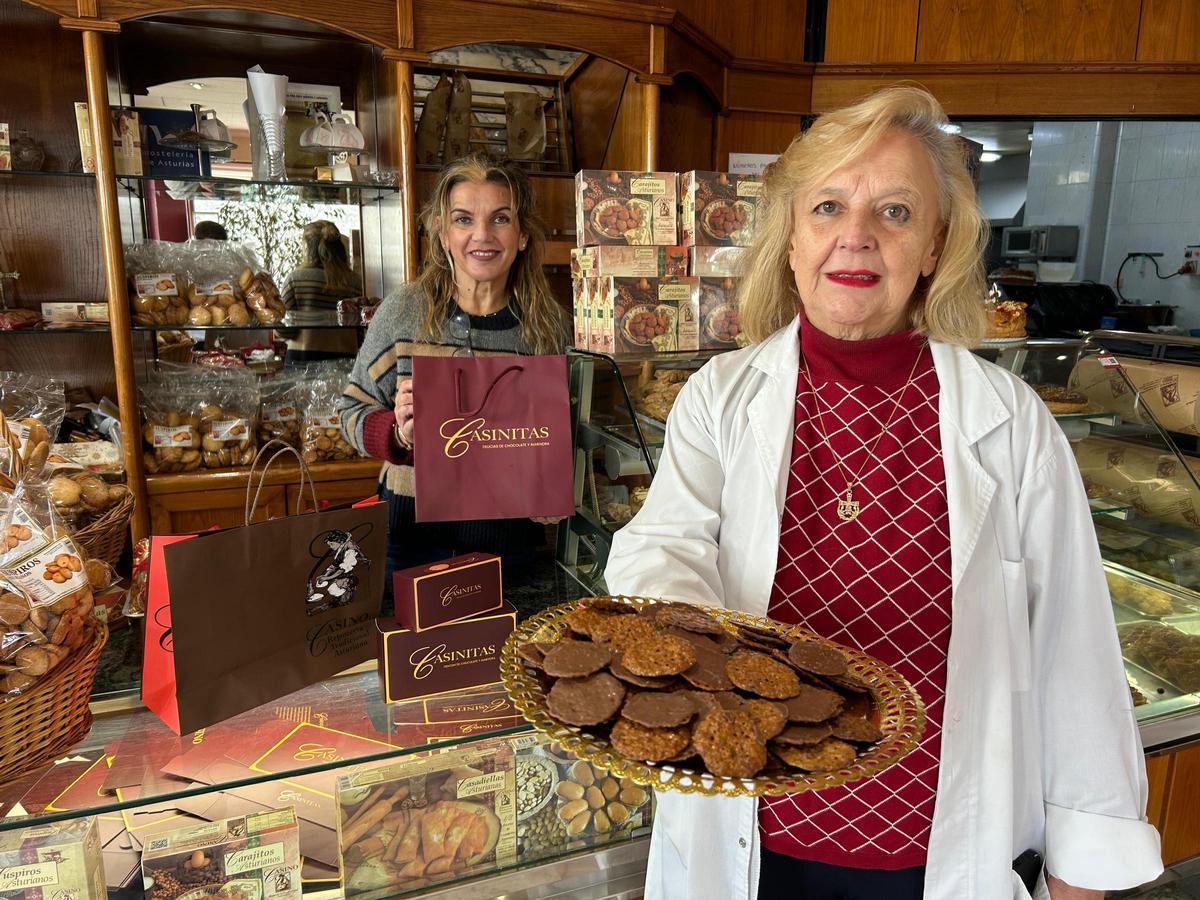 Ana Menéndez, en primer plano, con las "casinitas" y junto a su hija Sandra.