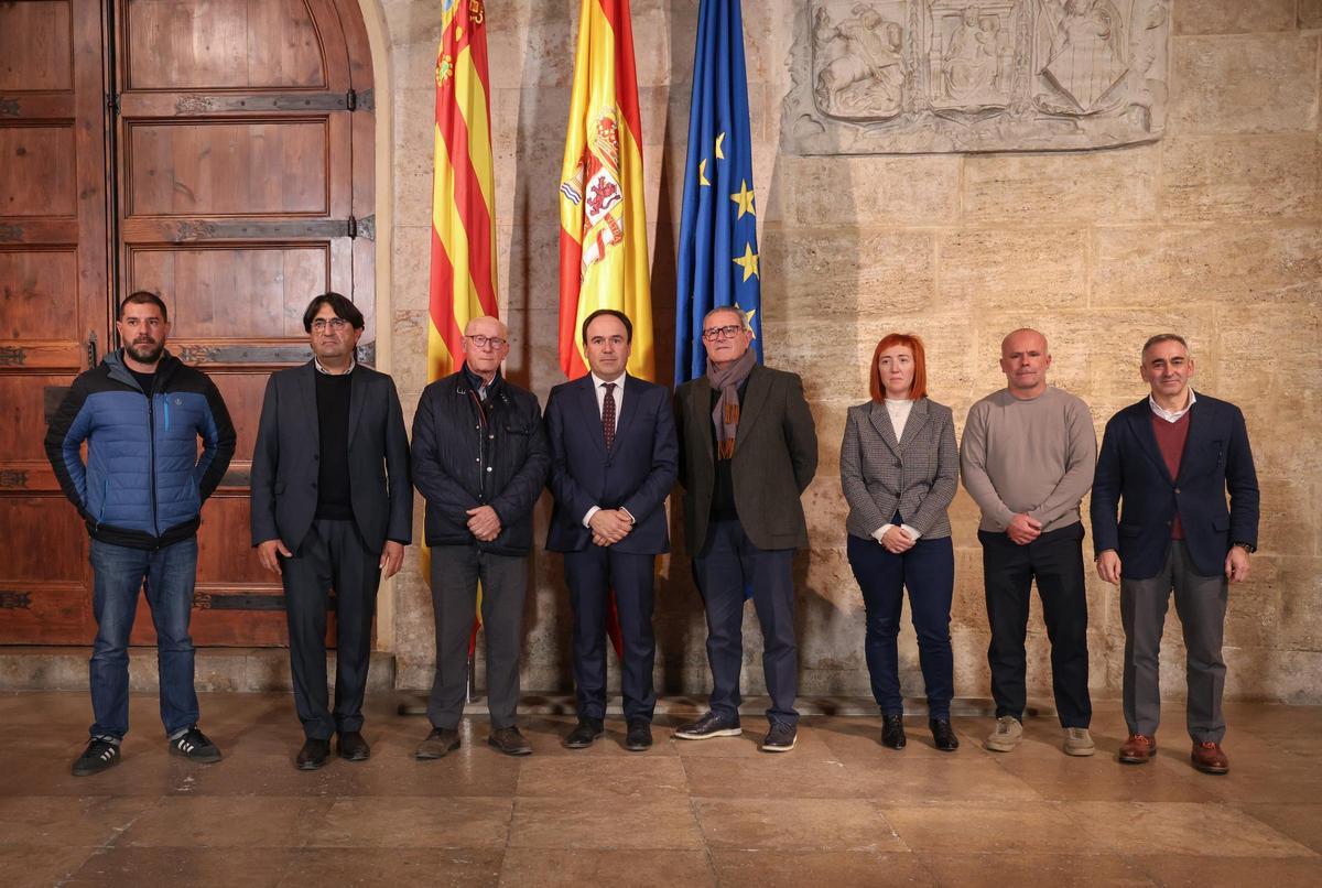 El president junto a los representantes de las organizcaiones agrarias y cooperativas y el conseller de Agricultura.