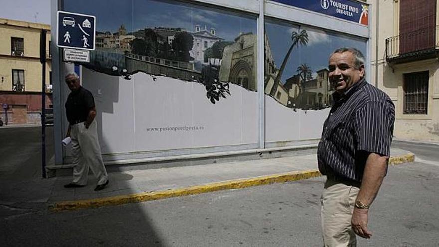 Una reciente imagen de Ángel Fenoll en las inmediaciones de los juzgados de Orihuela.