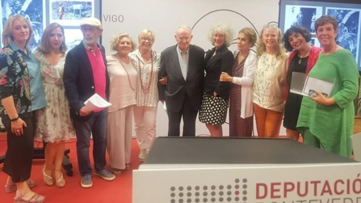 Poetas con Delgado Gurriarán. Que viva la poesía. Hoy la reivindicamos con esta imagen del recital poético vivido en la sede de la Diputación de Pontevedra en Vigo, dedicado a Florencio Delgado Gurriarán. Ahí veis al colectivo femenino Desafiando sombras, que en esta ocasión acogió las masculinas voces de Santiago Ferragud y Xesús Alonso Montero, que cerró el acto con Nenia a Tata Lázaro, poema hecho en homenaje a Lázaro Cárdenas, el presidente mejicano que acogió tan bien a los exiliados españoles en 1939.