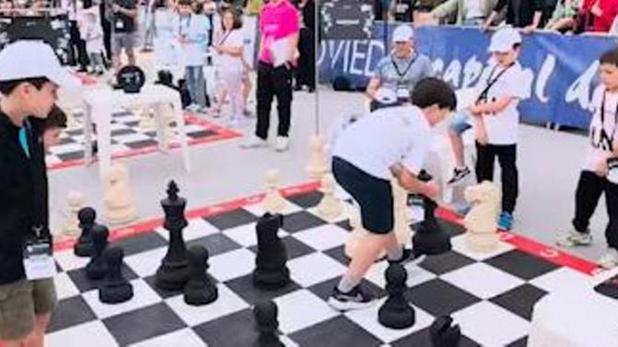 VÍDEO: La explanada del Palacio de los deportes de Oviedo  alberga el IV Torneo de Ajedrez "Pequeños Gigantes"