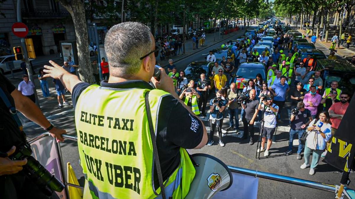 TIto Álvarez, representante de Élite Taxi, se dirige a los manifestantes al inicio de la marcha