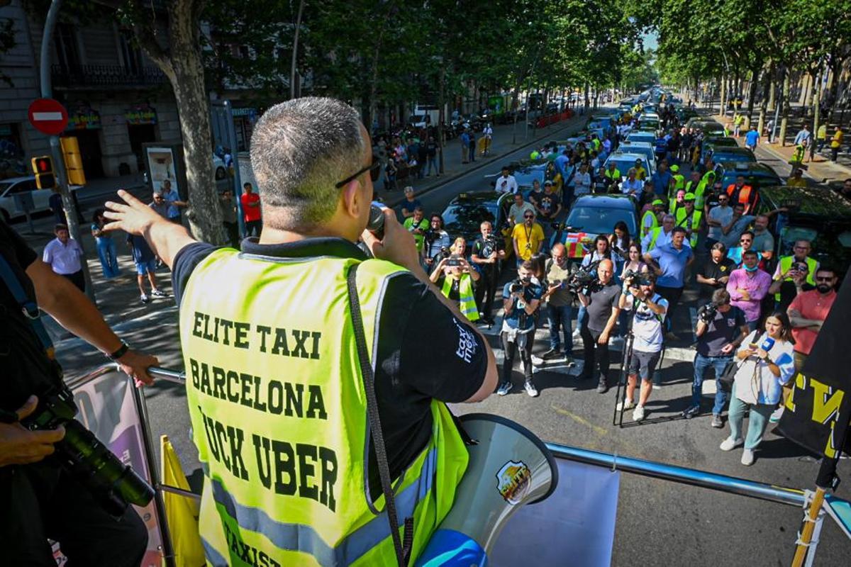 TIto Álvarez, representante de Élite Taxi, se dirige a los manifestantes al inicio de la marcha