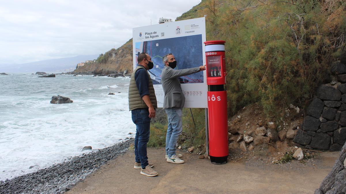 Ezequiel Domínguez y Jonay Méndez junto a uno de los nuevos dispositivos instalados junto a la playa de Las Aguas