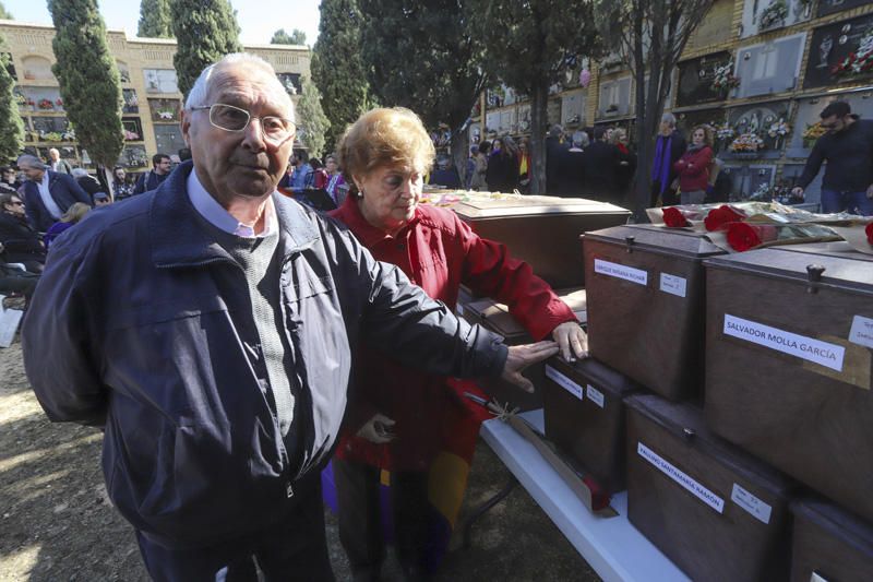 Entrega de los restos de los fusilados por el franquismo a sus familiares, en Paterna